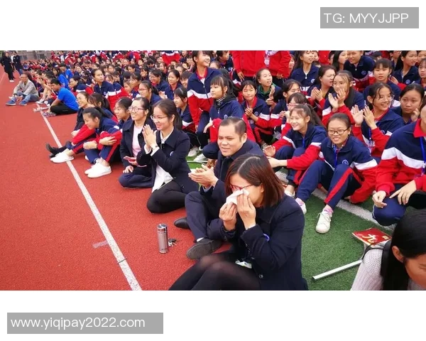 足球明星卡通人偶的奇幻冒险之旅展现梦想与激情的完美结合